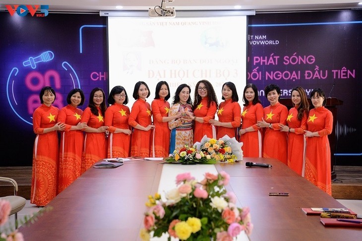 Kecantikan Wanita Vietnam Melalui Ao Dai - ảnh 9