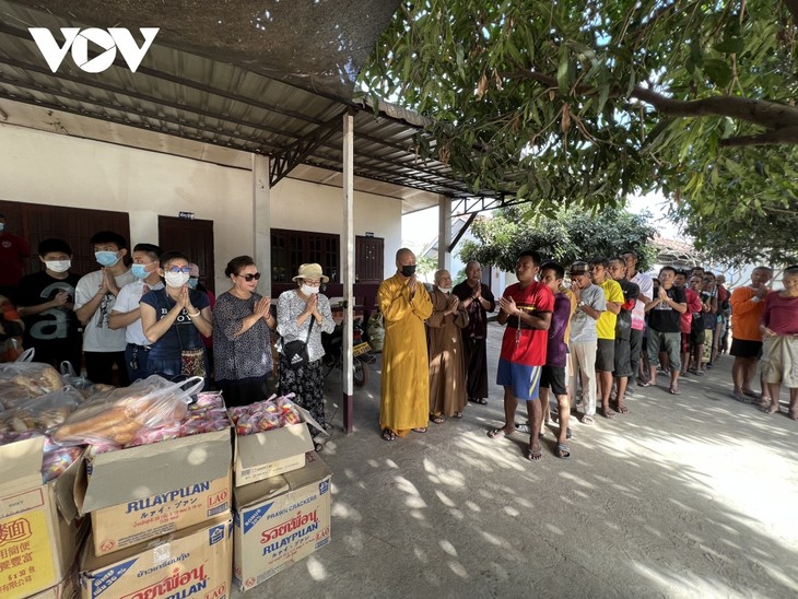 Komunitas Vietnam di Laos Menjaga Tradisi “Cinta pada Sesama Seperti Cinta pada Diri Sendiri“ - ảnh 1