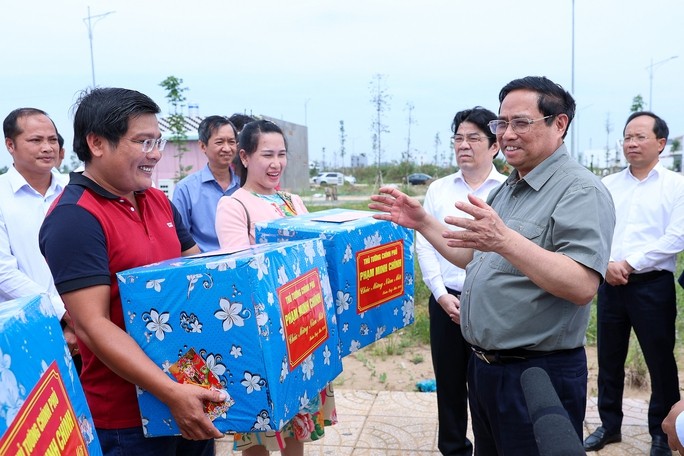 PM Pham Minh Chinh: Memperhatikan dan Memikirkan Pekerjaan serta Mata Pencaharian bagi Warga yang Direlokasi - ảnh 1