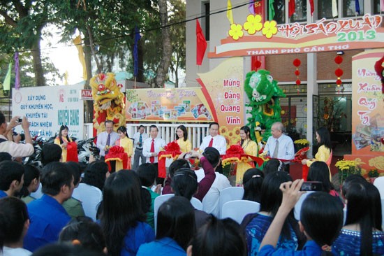 Feierlichkeiten zum Tetfest und zum Gründungstag der Partei - ảnh 1