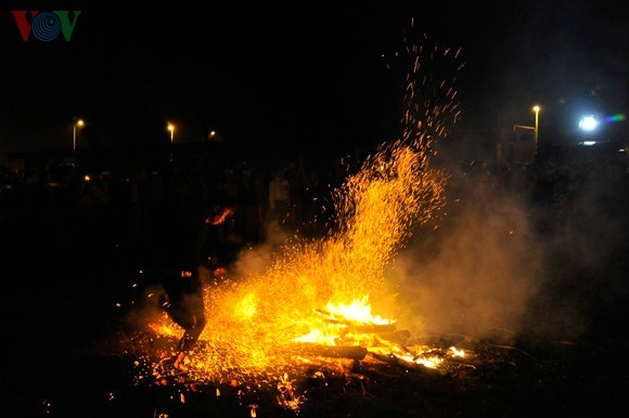 Der heilige Feuertanz von Pa Then - ảnh 3