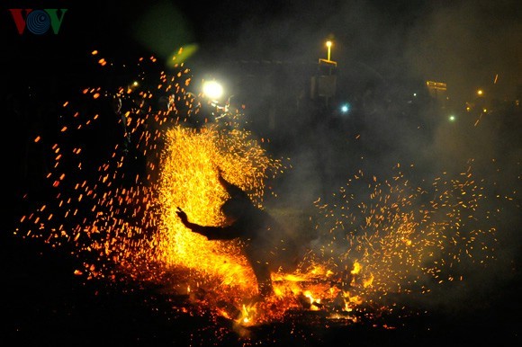 Der heilige Feuertanz von Pa Then - ảnh 8