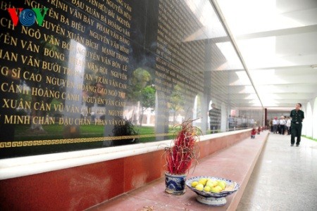 Zwei alte Veteranen auf dem Friedhof in Dien Bien Phu - ảnh 11