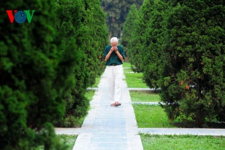 Zwei alte Veteranen auf dem Friedhof in Dien Bien Phu - ảnh 5