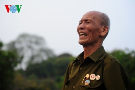 Zwei alte Veteranen auf dem Friedhof in Dien Bien Phu - ảnh 6