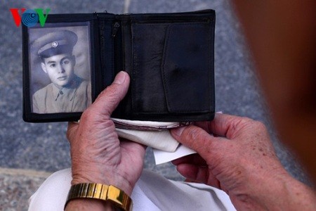 Zwei alte Veteranen auf dem Friedhof in Dien Bien Phu - ảnh 9