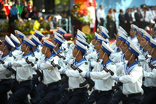 Parade zum 40. Jahrestag der Vereinigung des Landes - ảnh 9