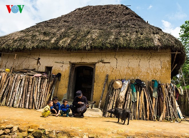 Einzigartige Häuser mit Dächern aus Gras auf dem Berg Kin Chu Phin - ảnh 6