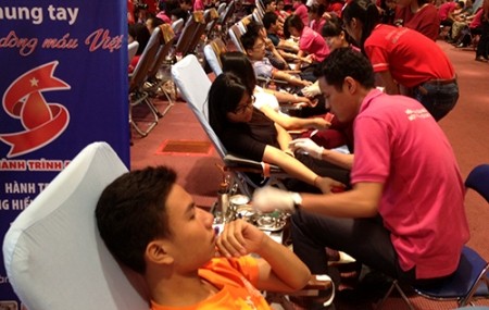 Festtag der Blutspende 2015 - ảnh 1