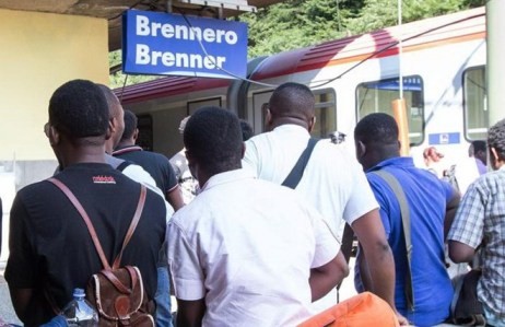 Italien führt zur Verhinderung illegaler Immigration Grenzkontrollen ein - ảnh 1