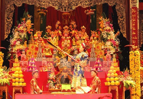 Die Botschafter sind vom Ritual “Chau van-hau dong” in Vietnam beeindruckt - ảnh 1