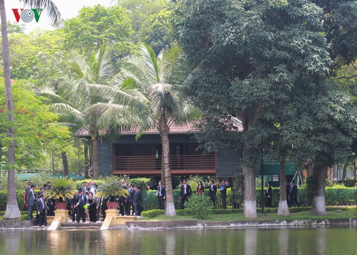 US-Präsident Barack Obama besucht Stelzenhaus von Präsident Ho Chi Minh - ảnh 11