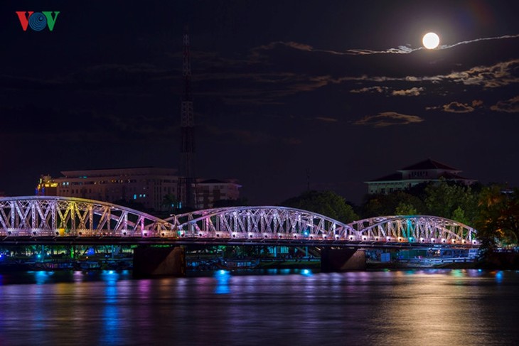 Die Schönheit der Kaiserstadt Hue in der Nacht - ảnh 2