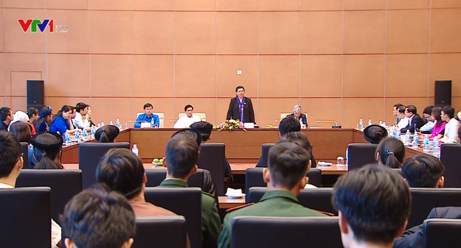 Auszeichnung der herausragenden Schüler und Studenten der ethnischen Minderheiten - ảnh 1