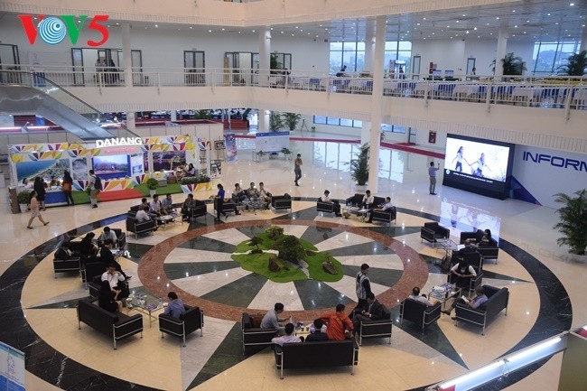 Arbeitsstimmung der Journalisten im internationalen APEC-Pressezentrum - ảnh 1