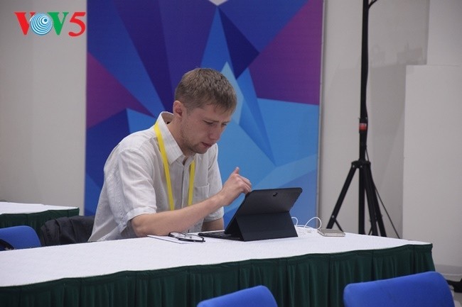 Arbeitsstimmung der Journalisten im internationalen APEC-Pressezentrum - ảnh 11