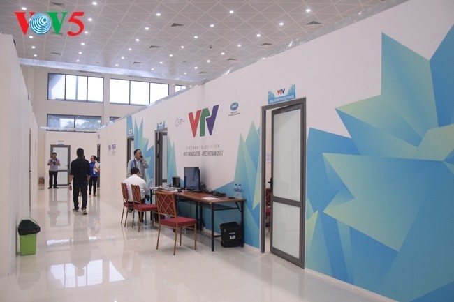 Arbeitsstimmung der Journalisten im internationalen APEC-Pressezentrum - ảnh 12