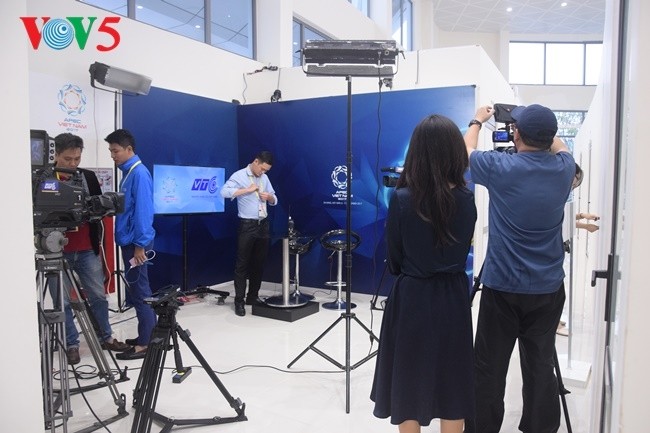 Arbeitsstimmung der Journalisten im internationalen APEC-Pressezentrum - ảnh 13