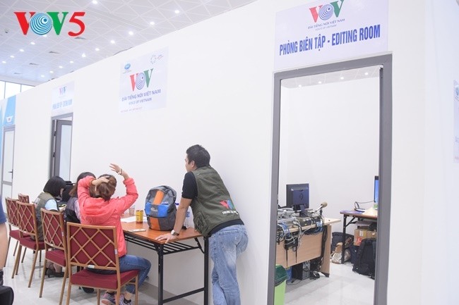 Arbeitsstimmung der Journalisten im internationalen APEC-Pressezentrum - ảnh 14