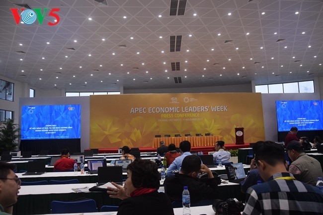 Arbeitsstimmung der Journalisten im internationalen APEC-Pressezentrum - ảnh 16