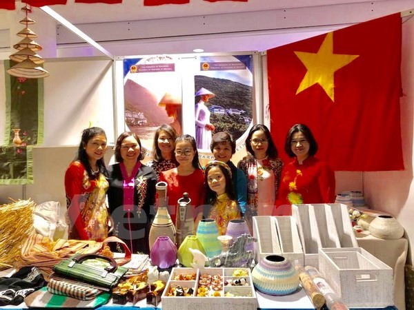 Vietnam nimmt am 25. “CHARITY BAZAAR” in der Ukraine teil - ảnh 1