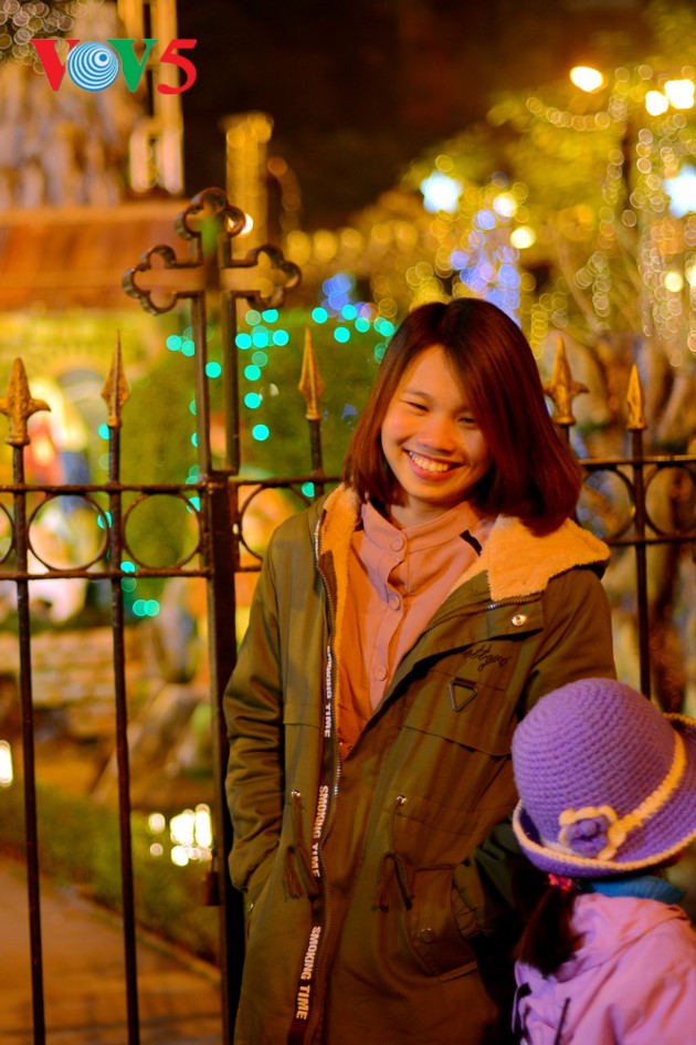 Weihnachtsstimmung bei Kirchen in Hanoi - ảnh 8