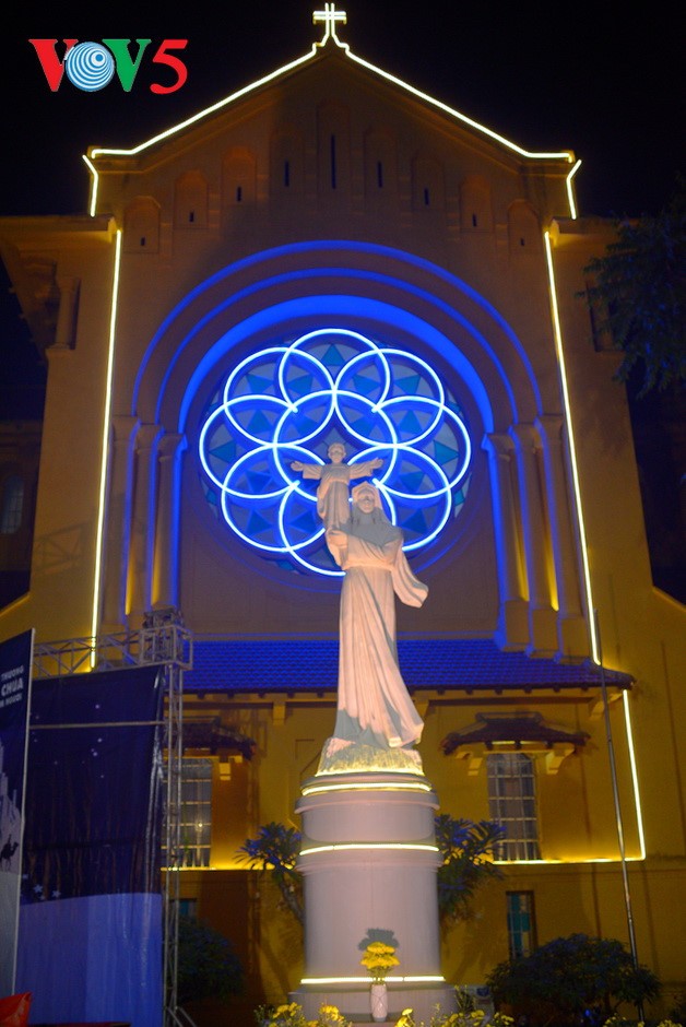 Weihnachtsstimmung bei Kirchen in Hanoi - ảnh 17