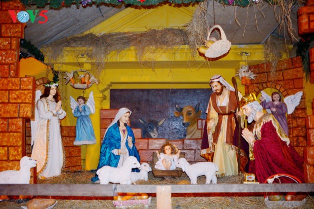 Weihnachtsstimmung bei Kirchen in Hanoi - ảnh 18