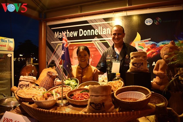 Zehn ausländische Köche beteiligen sich an Wettbewerb zu Cao-Lau-Speise - ảnh 14