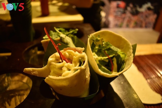 Zehn ausländische Köche beteiligen sich an Wettbewerb zu Cao-Lau-Speise - ảnh 18