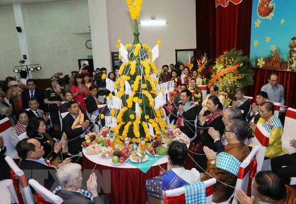 Die laotische Botschaft feiert das traditionelle Fest Bun Pi May in Hanoi - ảnh 1