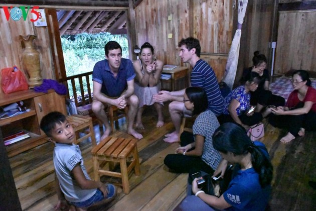 Das Homestay-Tourismusmodell trägt zur Verbesserung des Lebensstandards der Tay in Ha Giang bei - ảnh 1