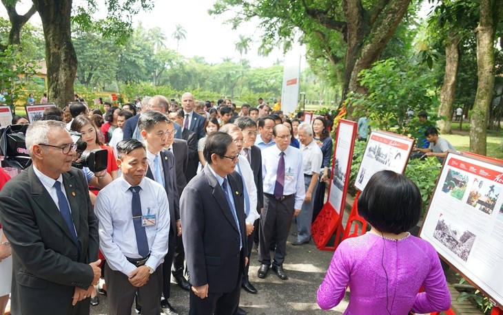 Ausstellung “Ho Chi Minh: Leben und Karriere aus vietnamesischen und internationalen Archivdokumenten” - ảnh 1