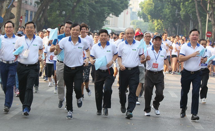 Fast 1500 Menschen nehmen am 46. erweiterten Laufwettbewerb der Zeitung “Ha Noi moi” teil - ảnh 1