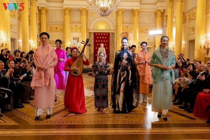 Vorstellung der vietnamesischen Mode in Russland - ảnh 1