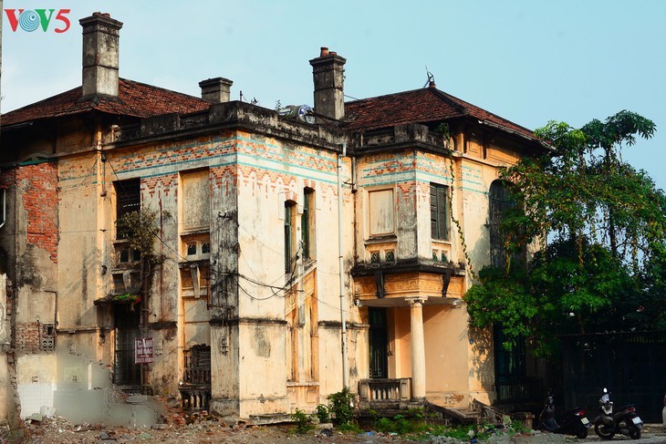 Die architektonische Schönheit der alten Villa, wo sich die Rundfunkstation Bach Mai befand - ảnh 1