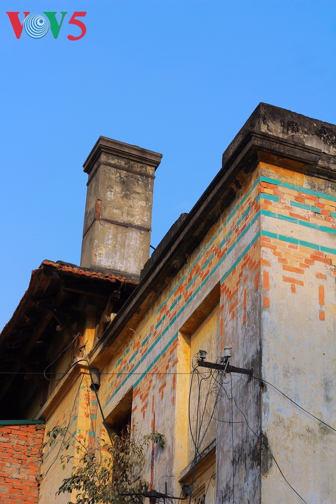 Die architektonische Schönheit der alten Villa, wo sich die Rundfunkstation Bach Mai befand - ảnh 8