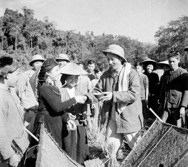 Fotoausstellungen zum 130. Geburtstag des Präsidenten Ho Chi Minh - ảnh 1