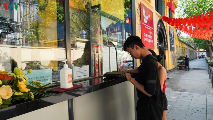 Gedenkstätten in Hanoi am ersten Tag der Wiedereröffnung - ảnh 9