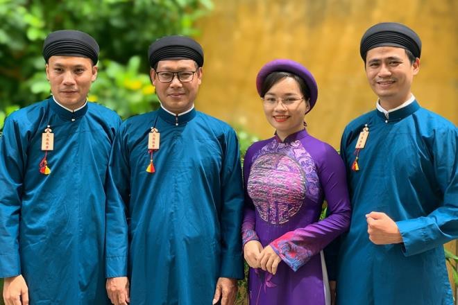 Männliche Angestellte in Hue tragen Ao Dai zur Arbeit: Traditionelle Trachten des Volkes bewahren - ảnh 4