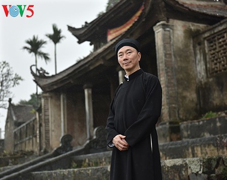 Männliche Angestellte in Hue tragen Ao Dai zur Arbeit: Traditionelle Trachten des Volkes bewahren - ảnh 9