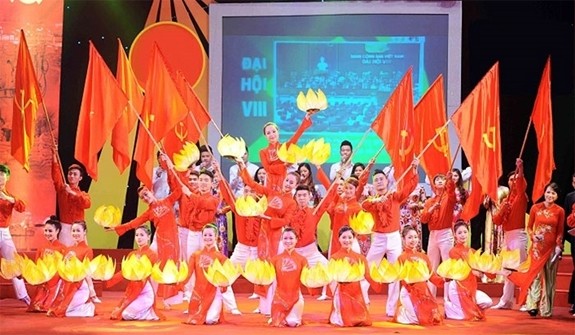 Kunstprogramm zur Begrüßung des 13. Parteitags - ảnh 1