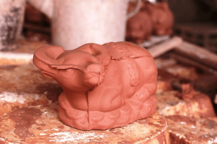 Keramik-Dorf in Binh Duong stellt in der Tet-Saison “goldene Büffel” her - ảnh 6