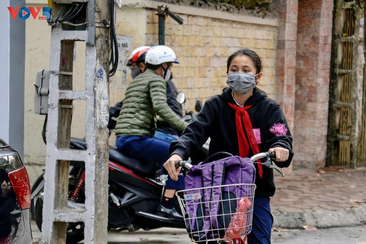 Schüler kehren unter verschärften Bedingungen zur Epidemieprävention zur Schule zurück - ảnh 15