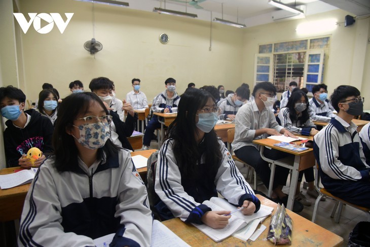 Schüler kehren unter verschärften Bedingungen zur Epidemieprävention zur Schule zurück - ảnh 16