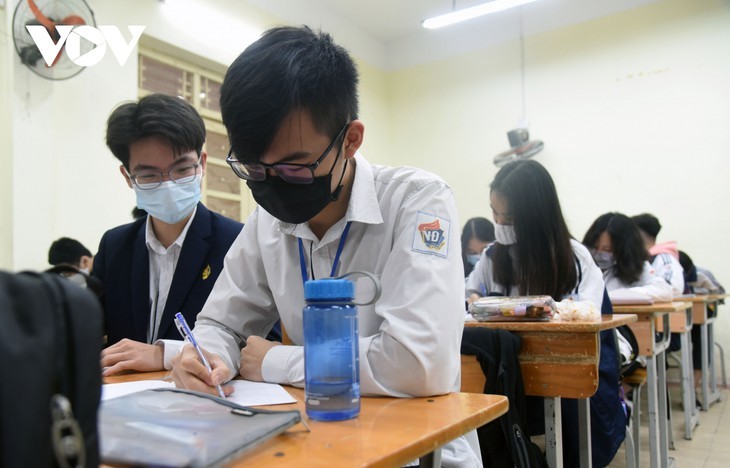 Schüler kehren unter verschärften Bedingungen zur Epidemieprävention zur Schule zurück - ảnh 17