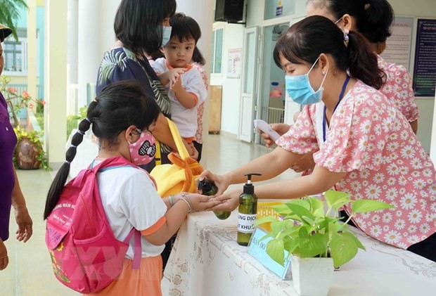 Schüler kehren unter verschärften Bedingungen zur Epidemieprävention zur Schule zurück - ảnh 1