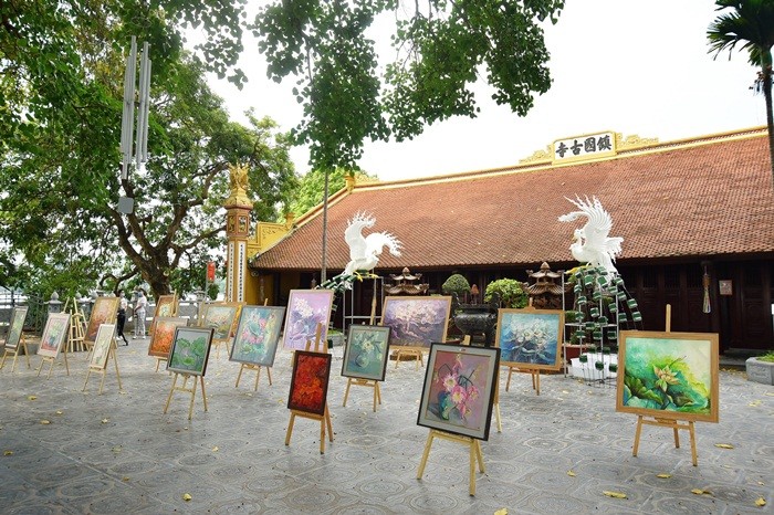 Der Gemeinschaft 108 Lotusbilder am Buddhas Geburtstag geschenkt - ảnh 1