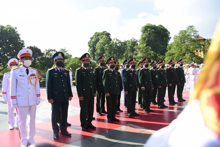 Spitzenpolitiker gedenken der gefallenen Soldaten - ảnh 1