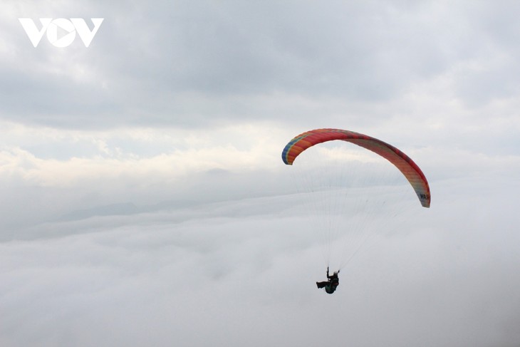 Fast 100 Sportler nehmen am Gleitschirm-Festival Tam Duong in Lai Chau teil - ảnh 1